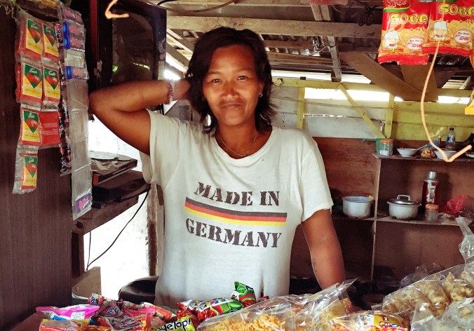 Käthe Gabrowski in ihrem Tante Emma Laden